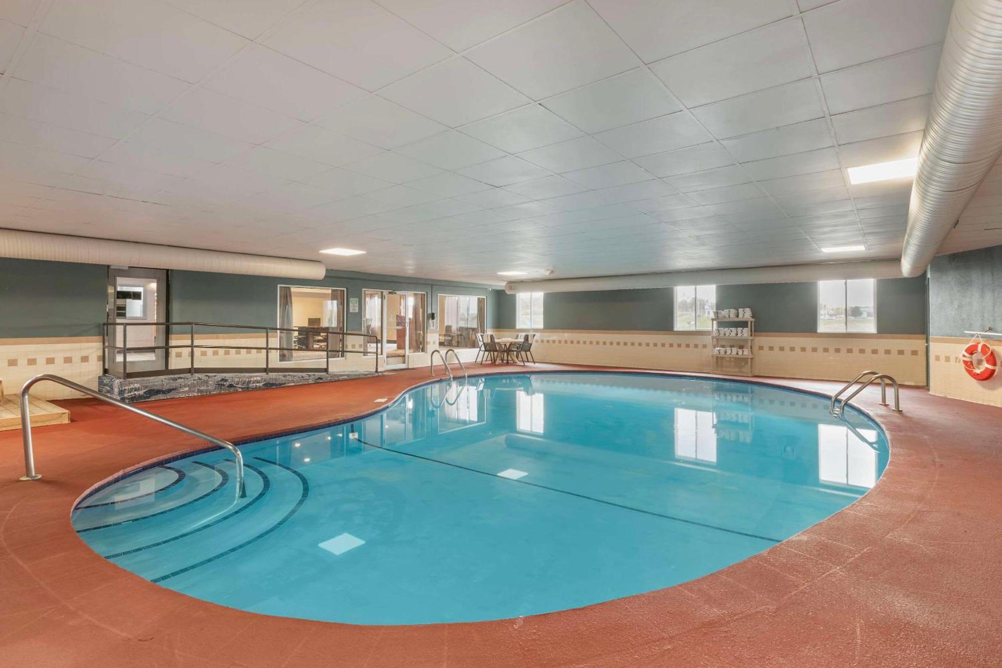 Quality Inn Newton At I-80 エクステリア 写真