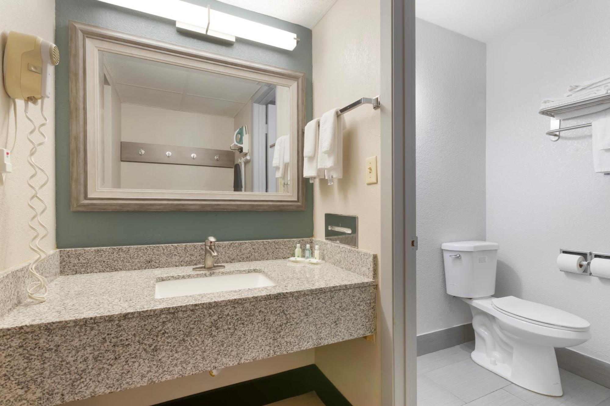Quality Inn Newton At I-80 エクステリア 写真
