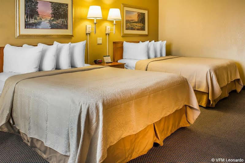 Quality Inn Newton At I-80 エクステリア 写真