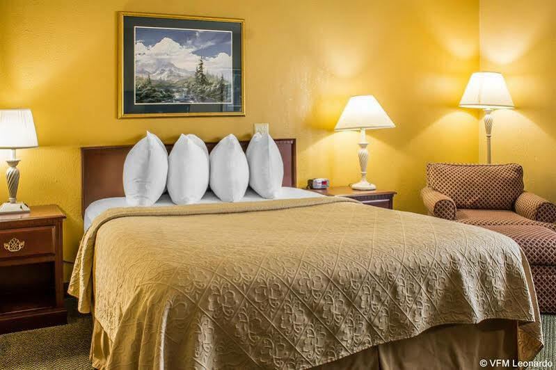 Quality Inn Newton At I-80 エクステリア 写真