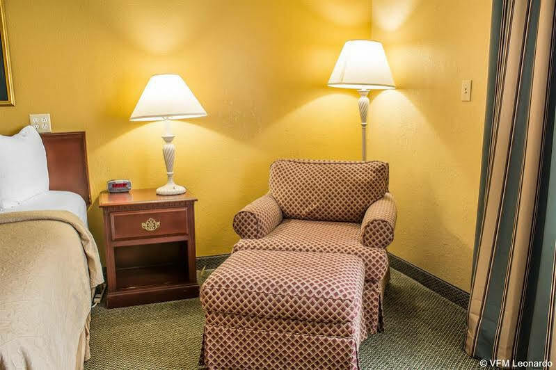 Quality Inn Newton At I-80 エクステリア 写真